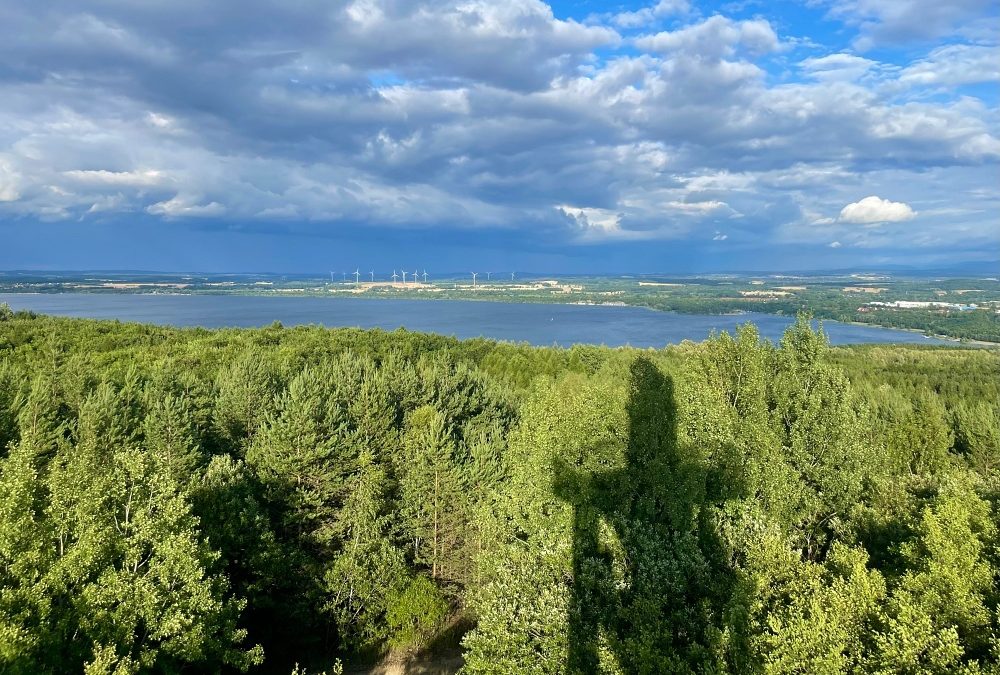 Vyšlápněte si na rozhlednu Neuberzdorfer Höhe: výhledy na Berzdorfer See i okolní hory